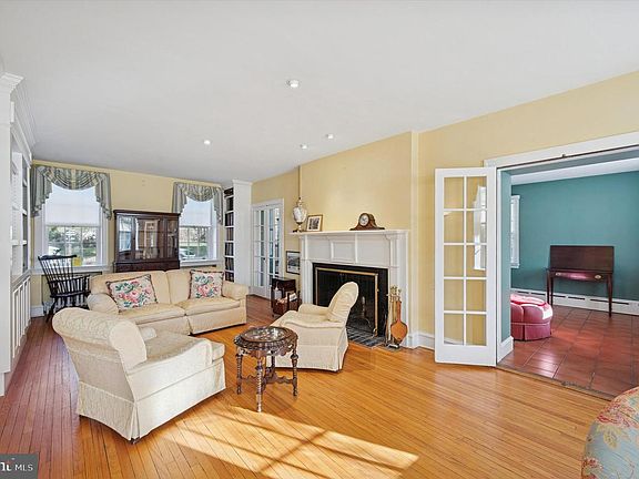 5th image of 353 Woodley Rd