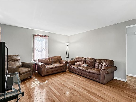 4th image of 2530 Hawthorne Manor Dr