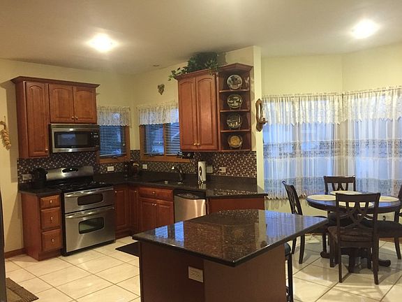 Kitchen
						:
						Island, dinette area
