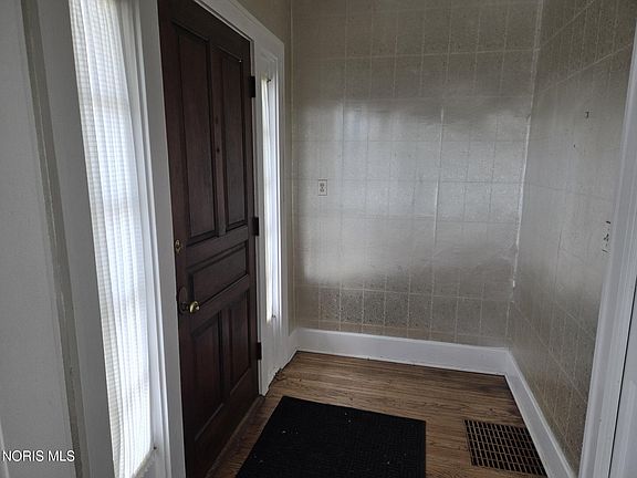 5th image of 2210 River Rd