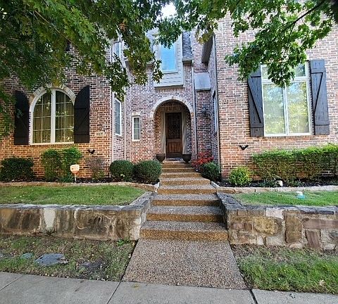 2nd image of 817 Chapel Hill Ln