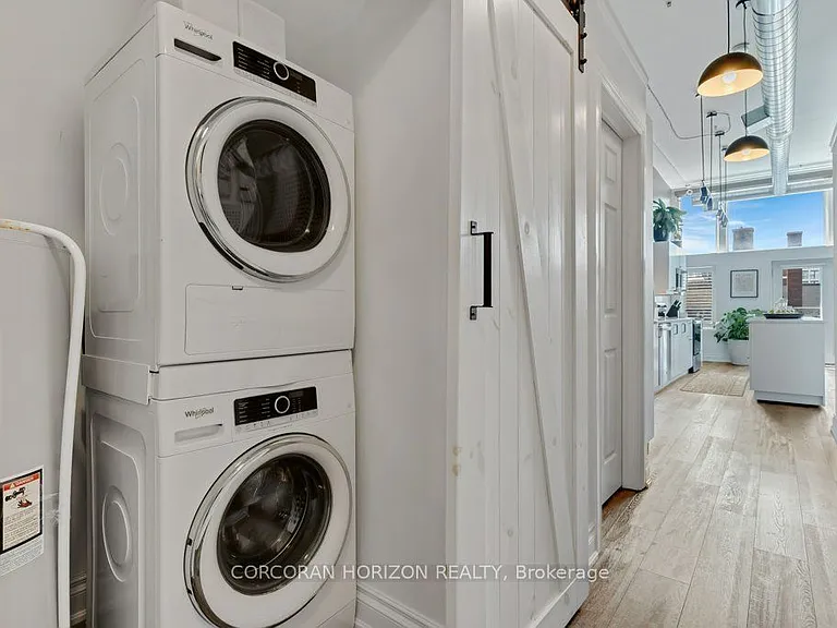 276 King St W #209 — Photo 32