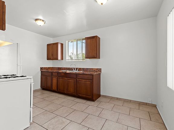 3rd image of 7111 Whitsett Ave APT 6