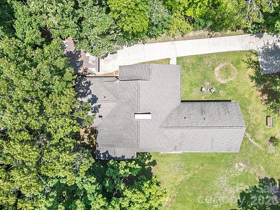 4th image of 112 Crestwood Cir
