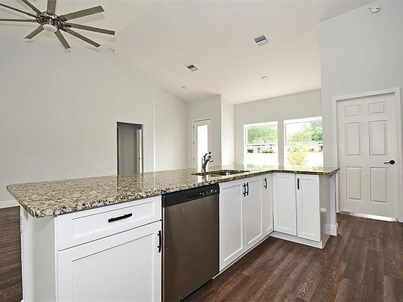 5th image of 642 Walnut Ave