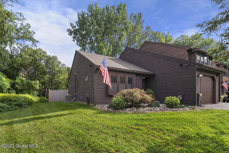 3rd image of 415 Greenhill Court