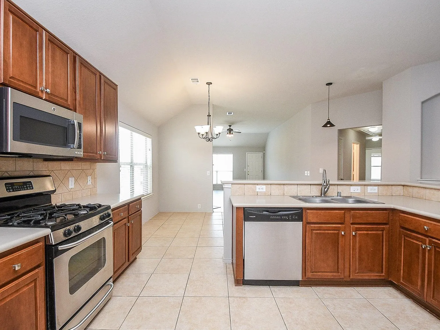 3 bed, 2.0 bath, 1961 sqft, $2,250 — Photo 4