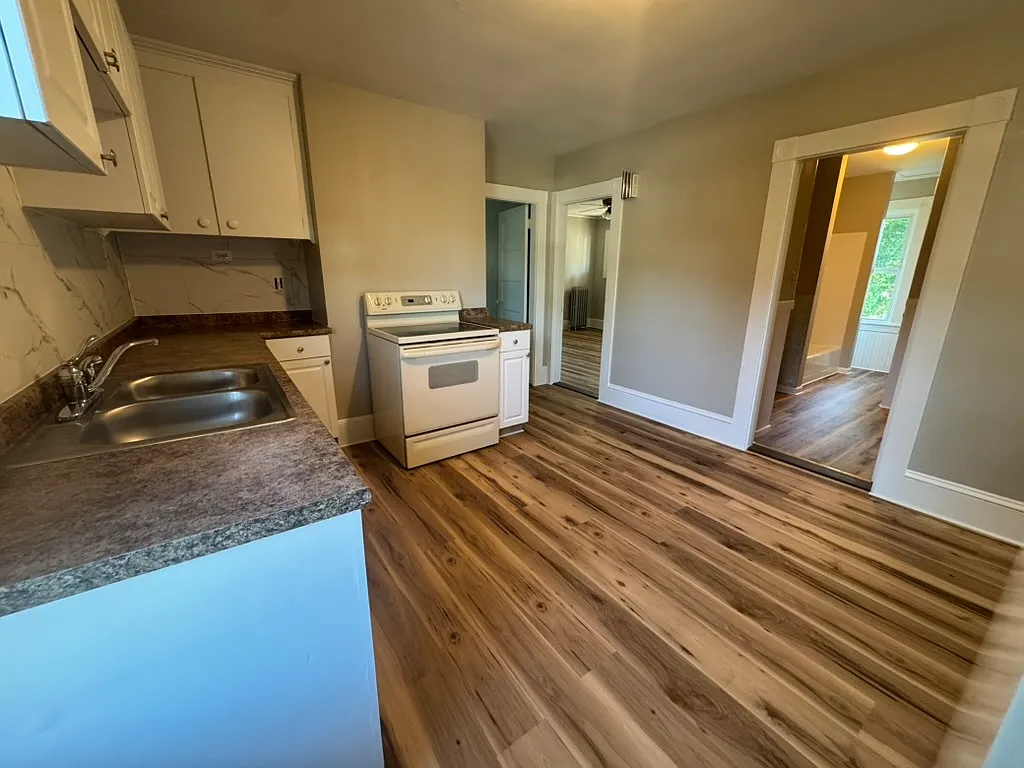 463 Mammoth Road - 2 — Photo 3