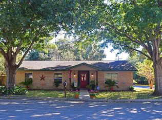 223 Memorial Dr, Luling, TX 78648