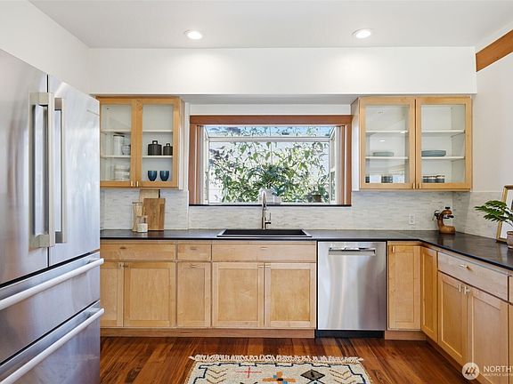 4th image of 4008 31st Avenue S