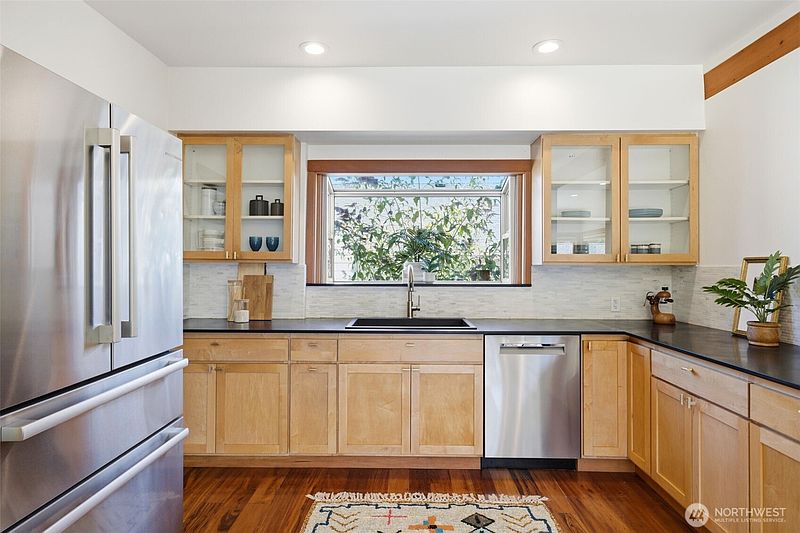4th image of 4008 31st Avenue S