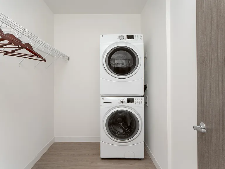 Studio - 540 SF - Laundry & Walk-In Closet
