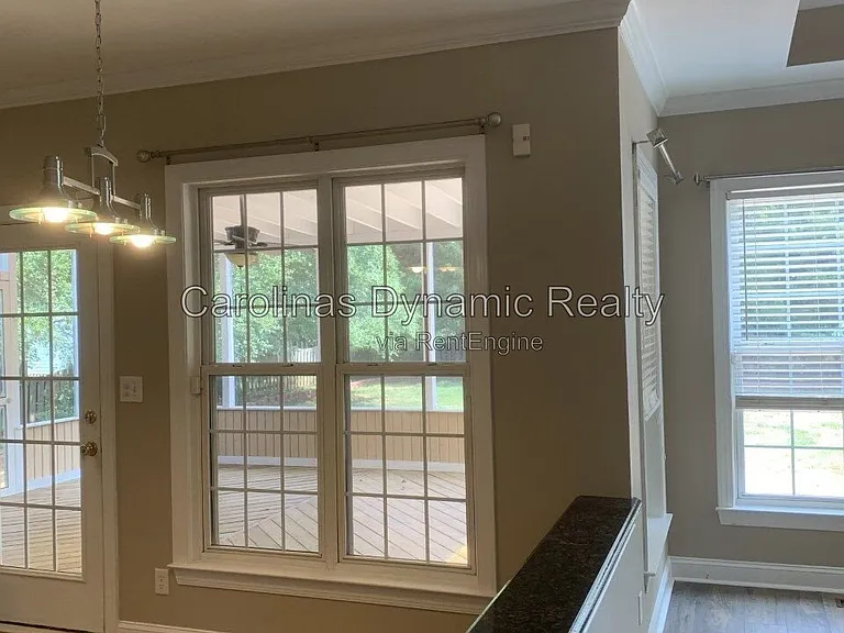 605 Queenswater Ln — Photo 38