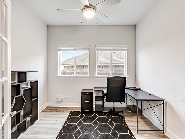 100 Patrick Herndon Dr — Photo 6
