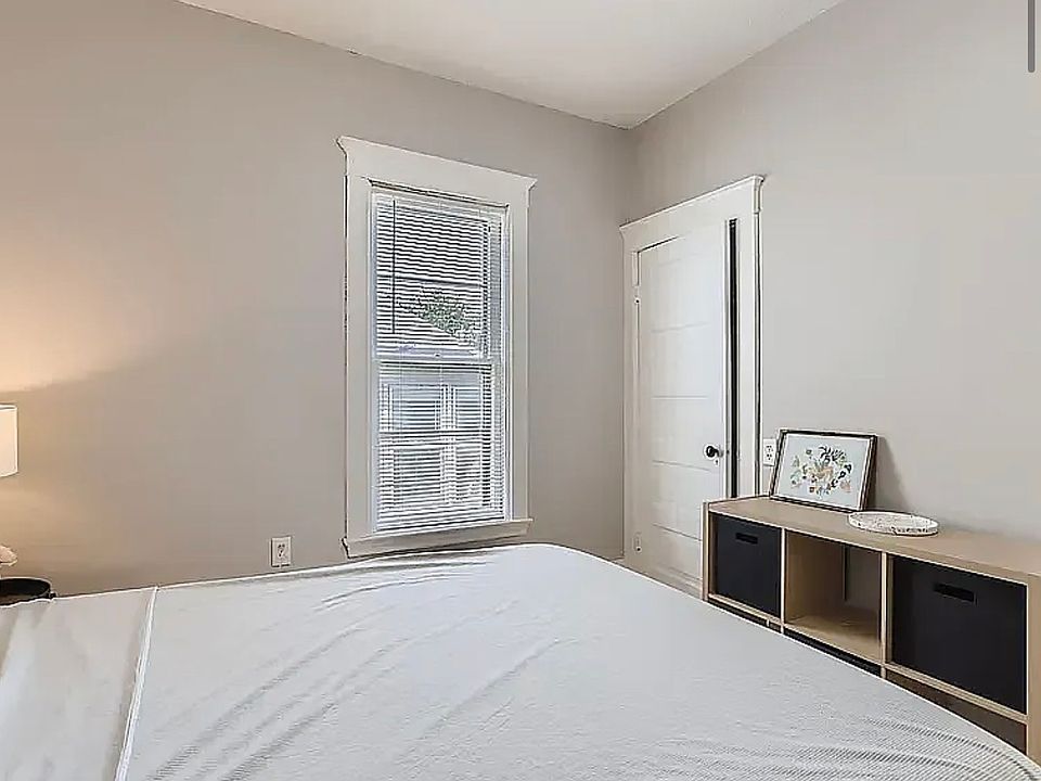 1st image of 953 24th Ave NE #2