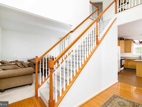 4th image of 36 English Ivy Dr