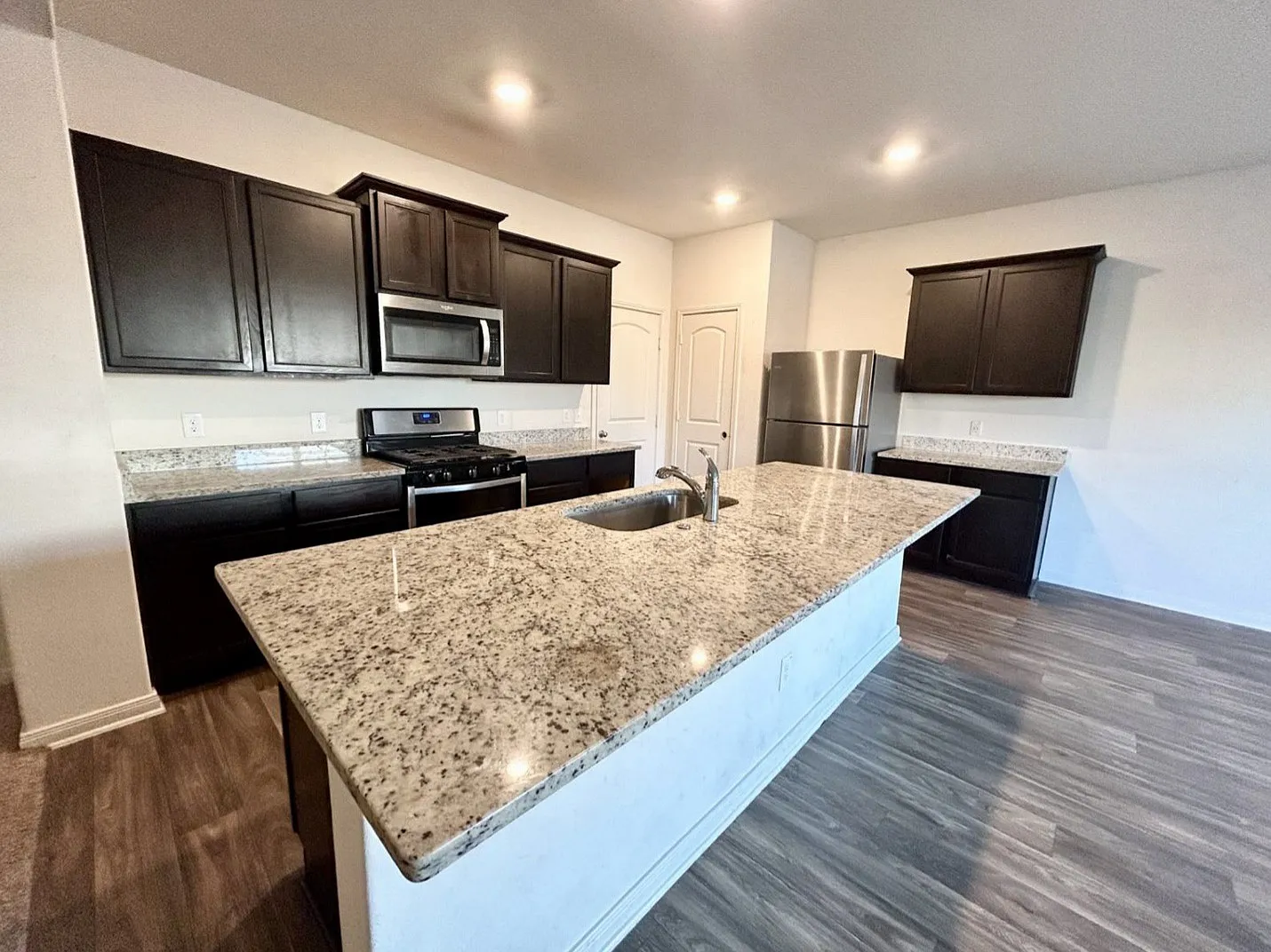 4 bed, 2.5 bath, 2198 sqft, $1,950 — Photo 3