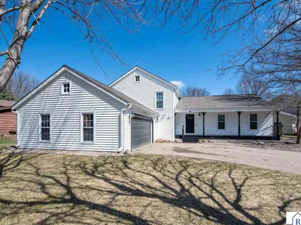 1037 Oak Terrace Dr, North Mankato, MN 56003