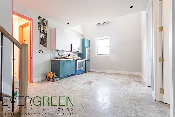 Rented by Evergreen Apartments BK | media 25