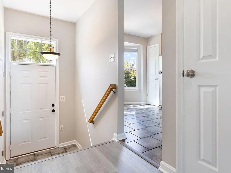 104 Frazer Dr — Photo 3