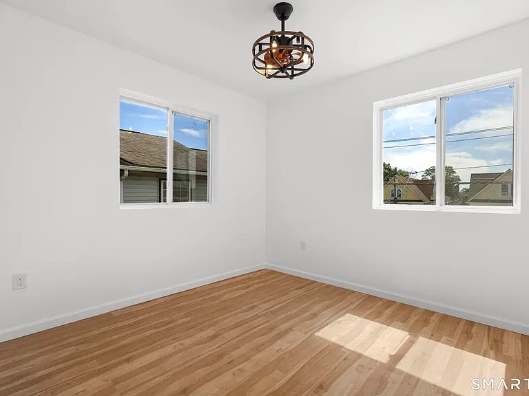 810 Brewster St — Photo 28