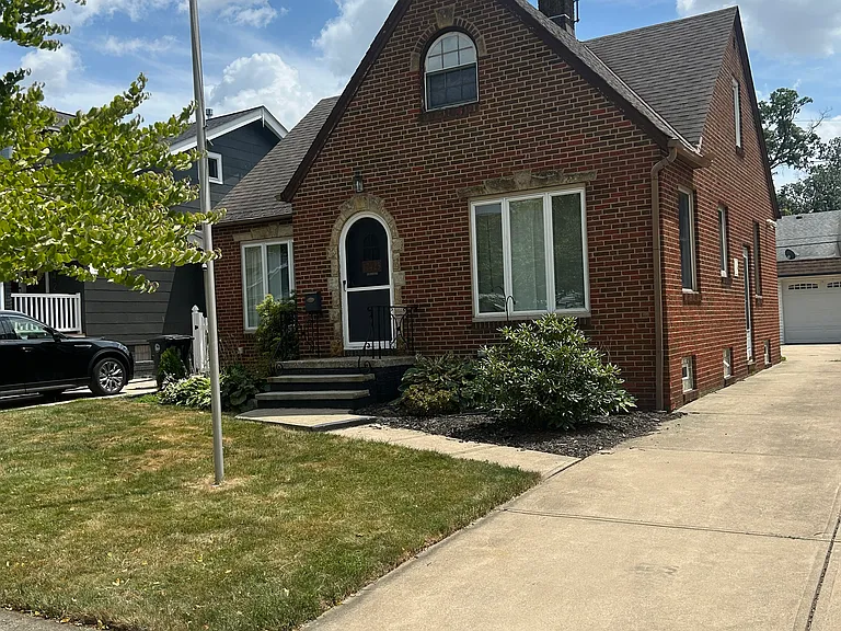 17425 Dartmouth Ave — Photo 1