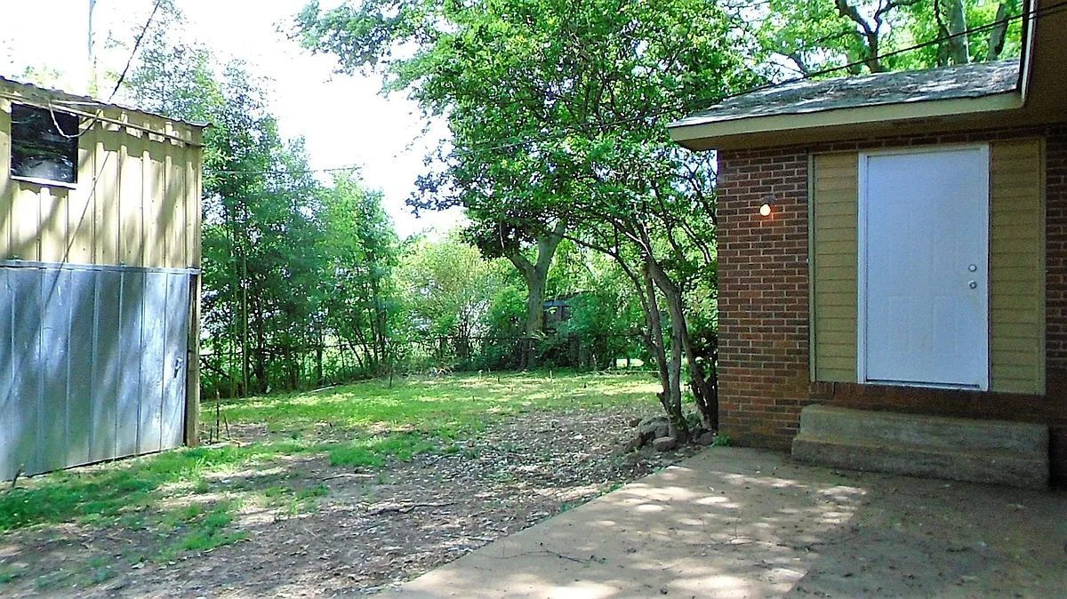 Building Photo - 206 Larkwood Dr SW
