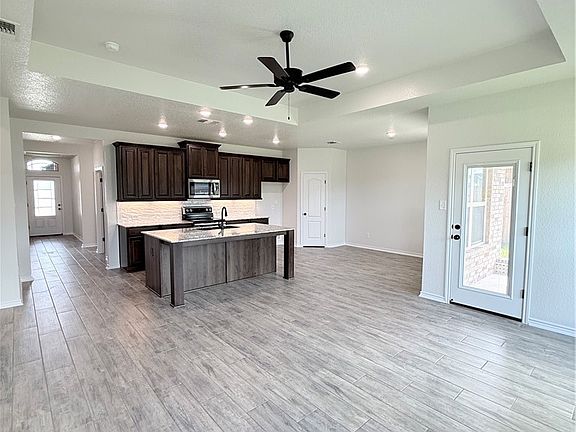 4th image of 813 Waylon Cir