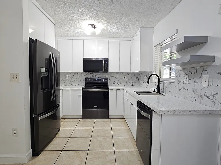 10611 SW 170th Ter — Photo 5