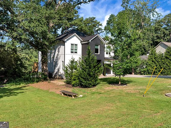 2nd image of 2670 Carlton Pl NE