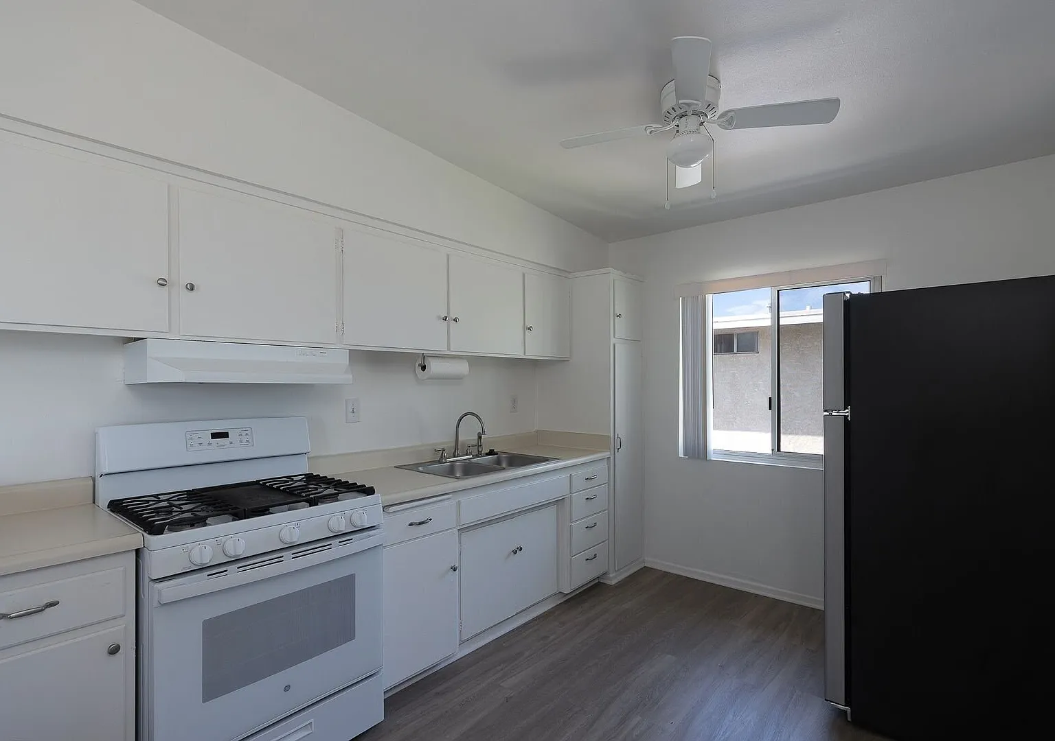 2 Bedroom + 1 Bathroom Apartment | Oxnard Shores | Unfurnished — Photo 3