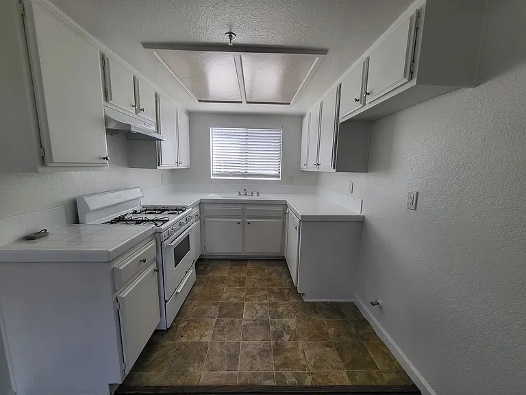 11702 York Avenue — Photo 11