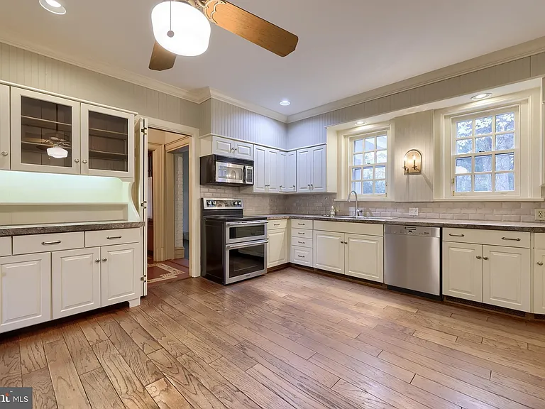 226 E Caracas Ave — Photo 21