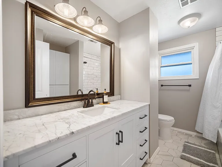 107 E Regina Ave — Photo 17