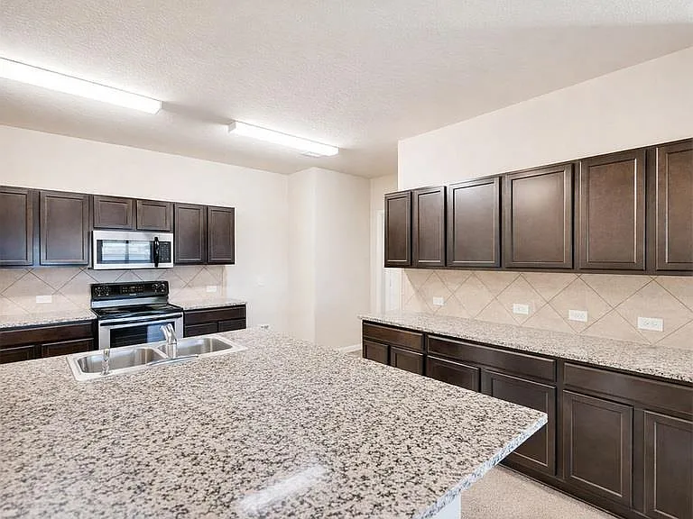 5913 Diamondleaf Bnd — Photo 8