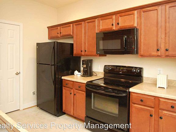 5th image of 205 Capital St Unit 208