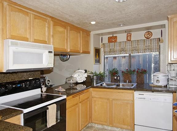 5th image of 723 Baffin St