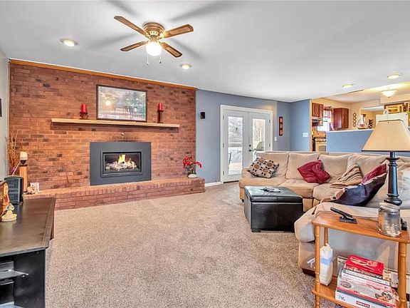 4th image of 35 Robert Dr