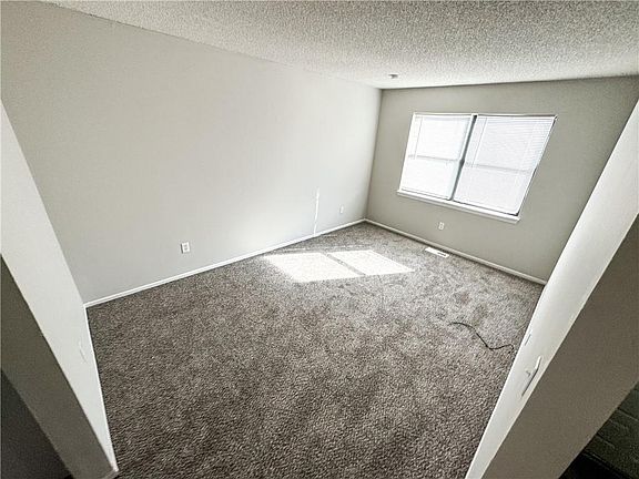 4th image of 425/427 Castle Dr