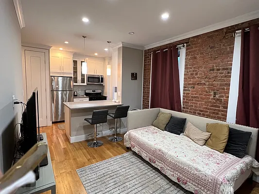 Rented by Zikos Realty Services | media 2