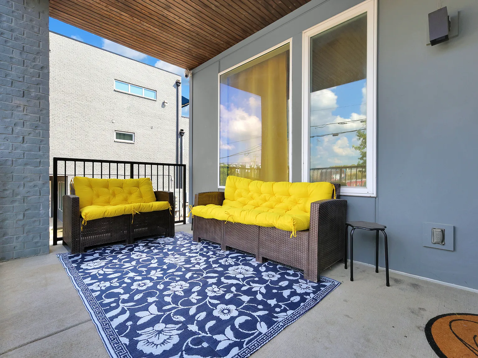 3 bed, 2.5 bath, 1628 sqft, $4,750 — Photo 3