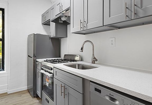 3rd image of 218 Thompson St APT 28