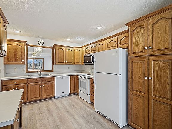 5th image of 803 Clearwater Cir