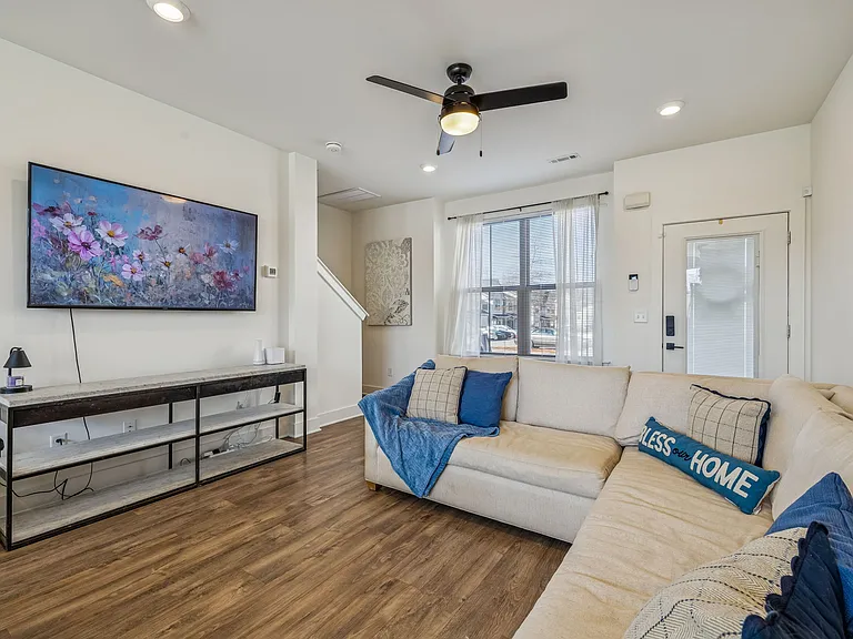 100 Thompson Ln #6 — Photo 17