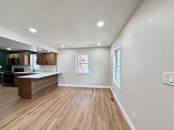 3rd image of 1129 8th Ave S