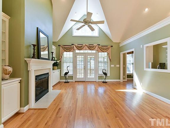 3rd image of 800 E Oak Dr