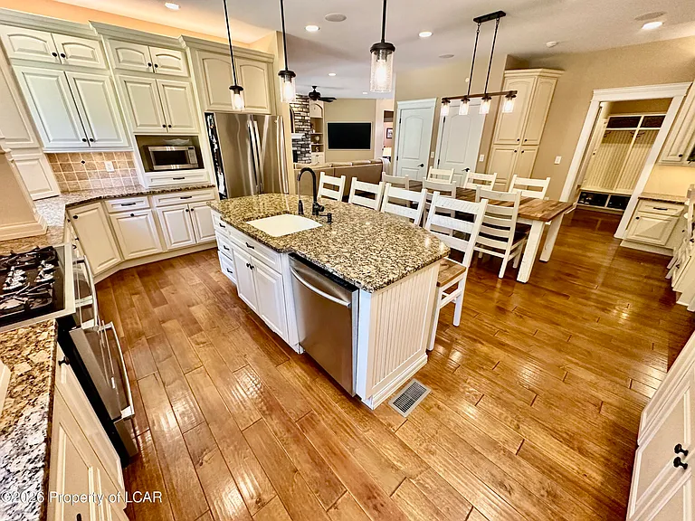 228 Windsor Way — Photo 3