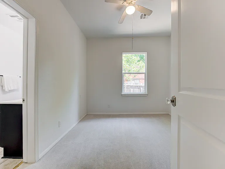 311 S Flood Ave — Photo 32