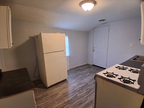 2nd image of 903 Jewell St