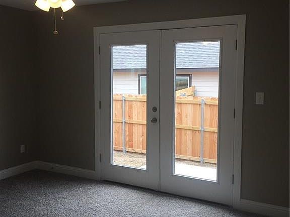 5th image of 804 S Throckmorton St